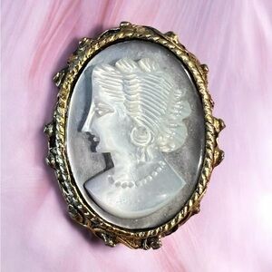 Silver Cameo Brooch - Vintage Shell
Cameo - Victorian Style.
